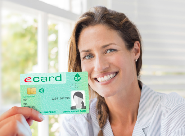 Dame, die ihre e-Card vorzeigt